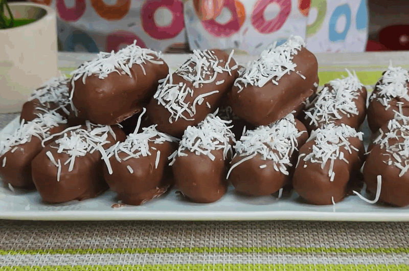 DOCINHO DE COCO COM LEITE EM PÓ COBERTO NO CHOCOLATE | Só 4 Ingredientes e Sem Forno